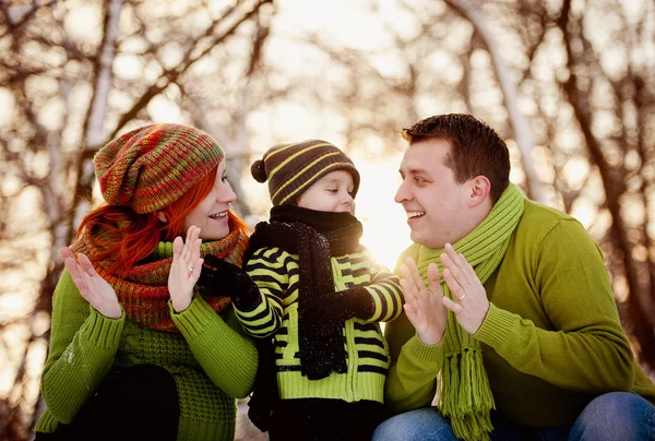 Parents with son in winter — Stock Photo, Image