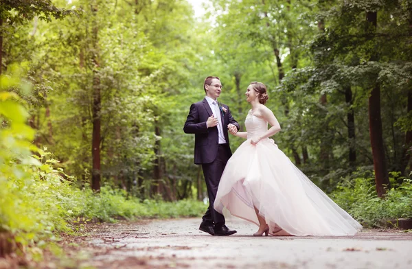 Wedding couple in park — Stock Photo, Image