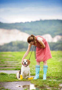 Wellies kadında onu beagle köpek yürümek