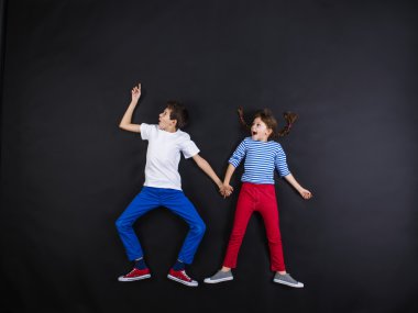 Genç kardeşler birlikte eğleniyor