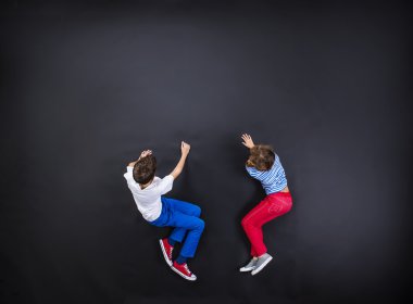 Genç kardeşler birlikte eğleniyor