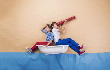 Neşeli çocuklar gibi denizciler denizde
