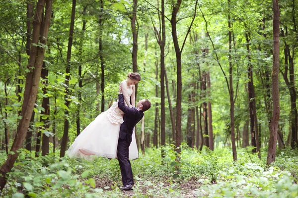 Hochzeitspaar im Park — Stockfoto