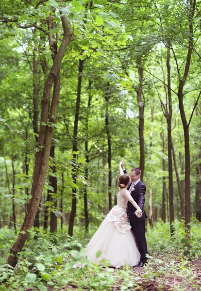 Wedding couple in park — Stock Photo, Image