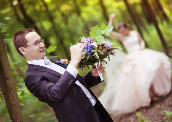 Svatební pár v parku — Stock fotografie