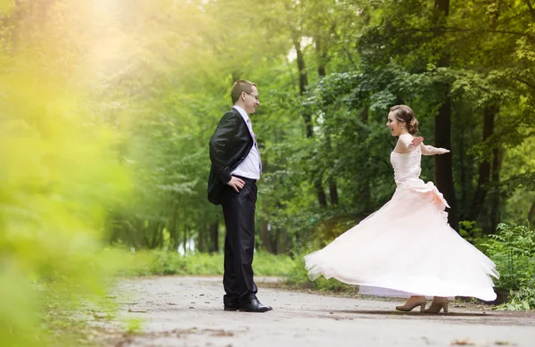 Pareja de boda en el parque — Foto de Stock