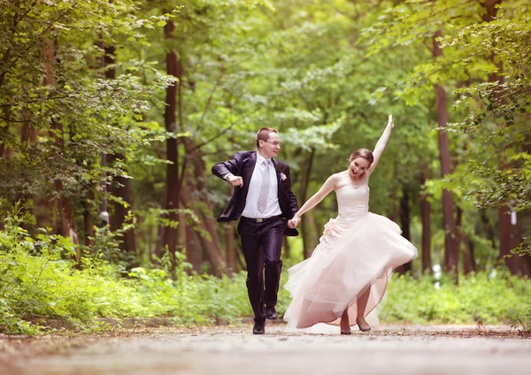 Casal de casamento no parque — Fotografia de Stock