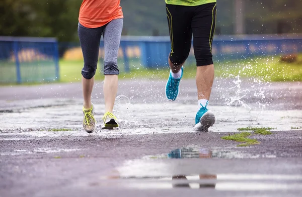 Par jogging i regnväder — Stockfoto