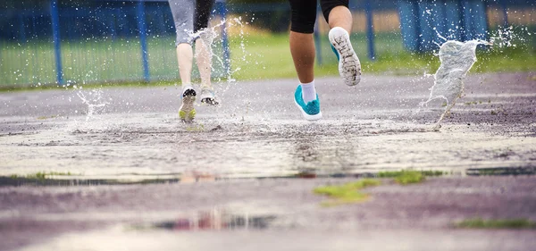 Paar joggt bei Regenwetter — Stockfoto