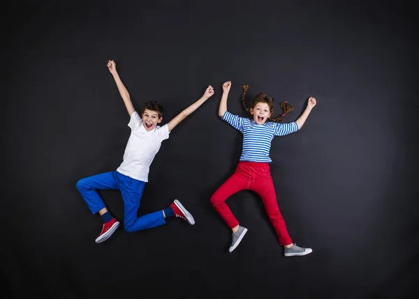 Unga syskon ha roligt tillsammans — Stockfoto