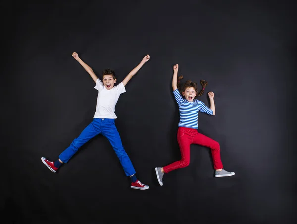 Juguetones hermanos divirtiéndose juntos — Foto de Stock