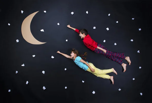 Kinder bereiten sich auf das Schlafengehen vor. — Stockfoto