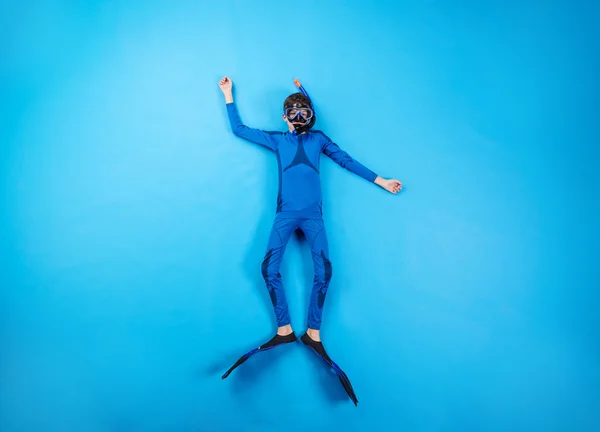Rapaz mergulhando no fundo do mar — Fotografia de Stock