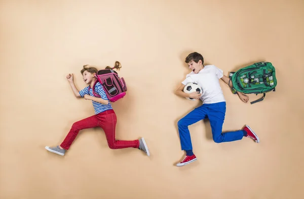 Niños corriendo a la escuela a toda prisa . —  Fotos de Stock