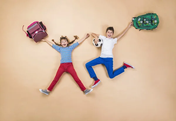 Niños corriendo a la escuela a toda prisa . — Foto de Stock