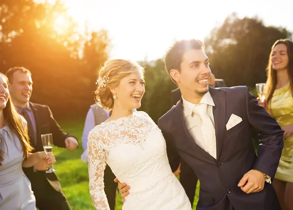 Casal recém-casado dançando com damas de honra e padrinhos — Fotografia de Stock