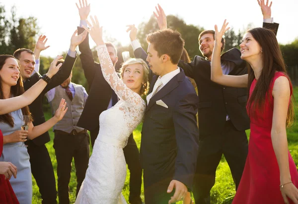 Nygift par dansar med brudtärnor och marskalkar — Stockfoto