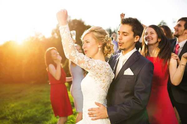 Молодая пара танцует с подружками невесты и женихами — стоковое фото