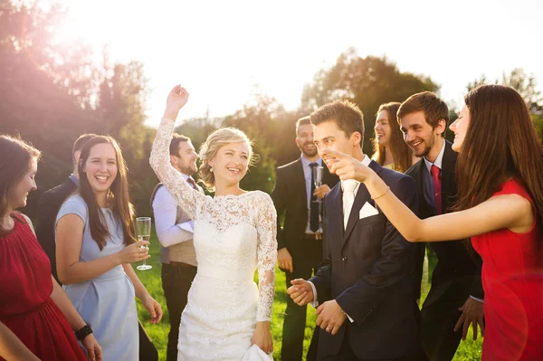 Jonggehuwde paar dansen met de bruidsmeisjes en groomsmen — Stockfoto