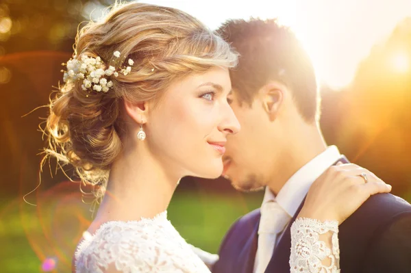 Bruidspaar genieten van romantische momenten — Stockfoto