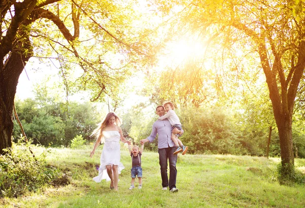 Familjen umgås — Stockfoto