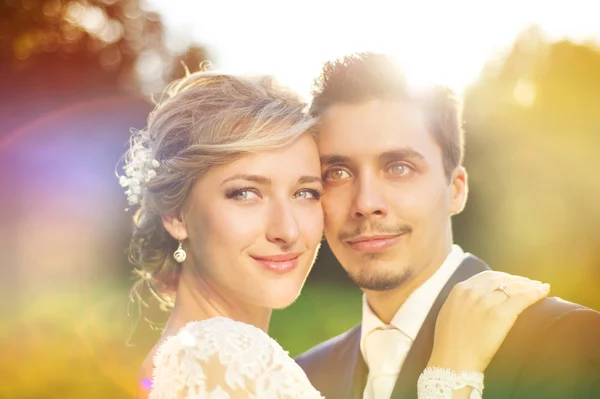 Bruidspaar genieten van romantische momenten — Stockfoto