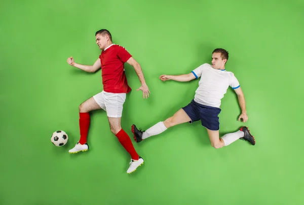 Jugadores de fútbol luchando por pelota . —  Fotos de Stock