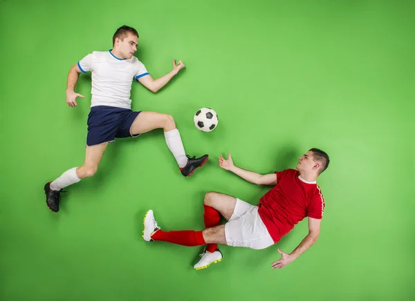 Jugadores de fútbol luchando por pelota . — Foto de Stock