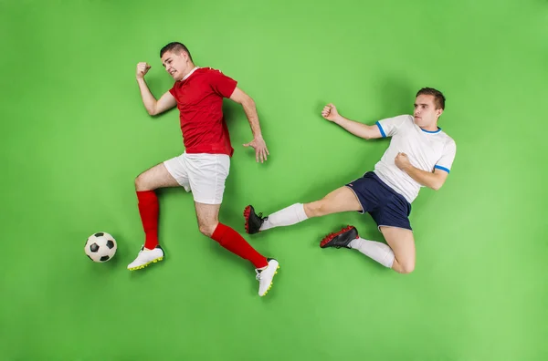 Joueurs de football se battant pour le ballon . — Photo