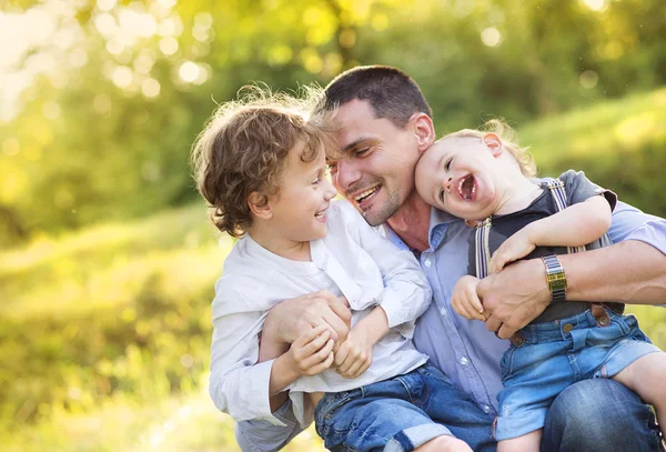 Pojkar och pappa njuter av deras tid tillsammans — Stockfoto