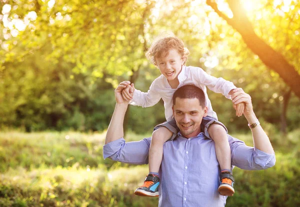 Pojke och pappa åtnjuter tid tillsammans — Stockfoto