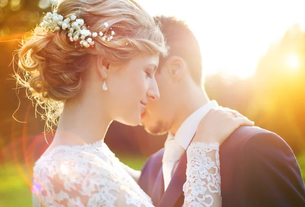 Wedding couple enjoying romantic moments — Stock Photo, Image