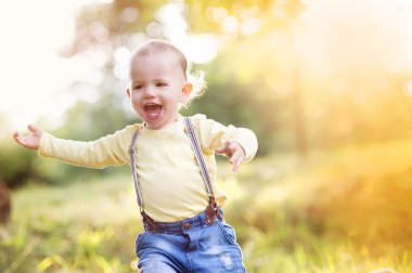 Küçük çocuk bir parkta eğleniyor