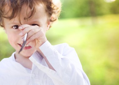 Çayırda sevimli çocuk