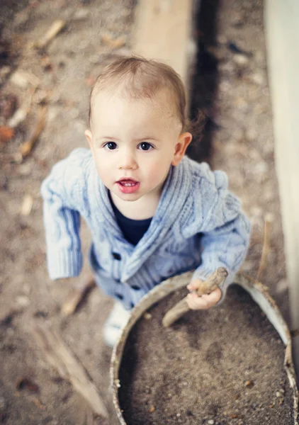 Menino brincando com balde velho — Fotografia de Stock