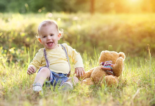 Petit garçon jouer avec ours en peluche — Photo