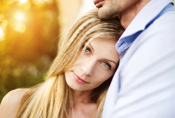 Couple in love hugging in a park — Stock Photo, Image