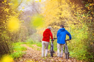 Bisiklet ile yürüyüş sahip aktif yaşlılar