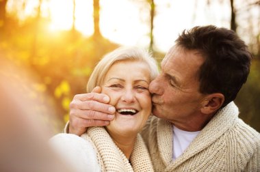 Aktif yaşlılar selfies alarak