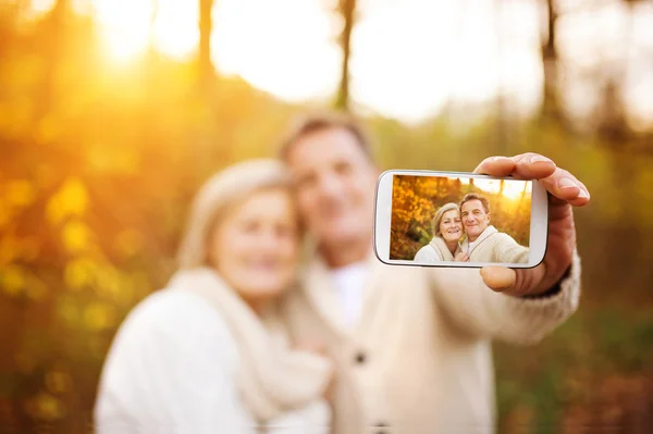 Anziani attivi che scattano selfie — Foto Stock