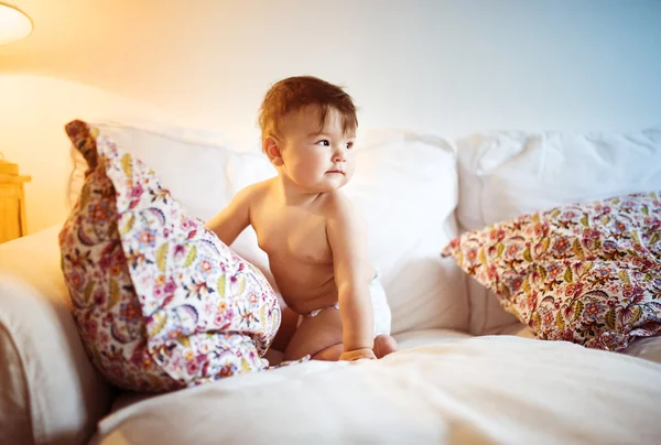 Pequeno bebê se divertindo em um sofá — Fotografia de Stock