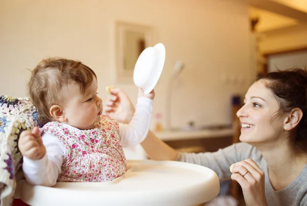 Mother and her daughter having breakfast — Stock Photo, Image