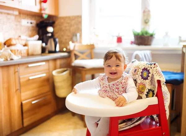 Bambina che fa colazione — Foto Stock