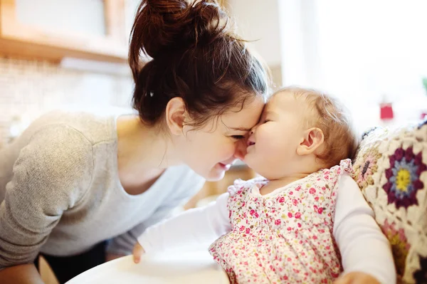 Mãe e sua filha tomando café da manhã juntos — Fotografia de Stock