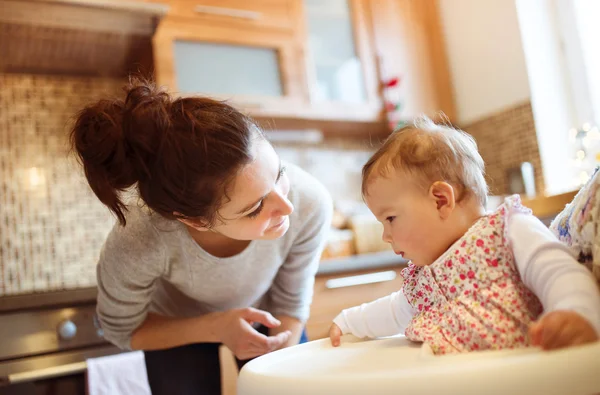 Mama și fiica ei iau micul dejun — Fotografie, imagine de stoc