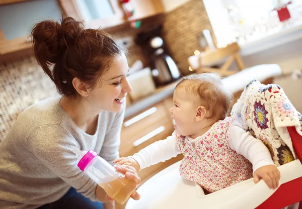 Madre e sua figlia a fare colazione — Foto Stock