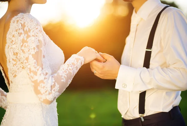 Casamento casal de mãos dadas — Fotografia de Stock