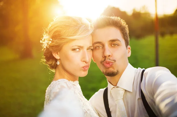 Happy groom and bride take selfie — Stock Photo, Image
