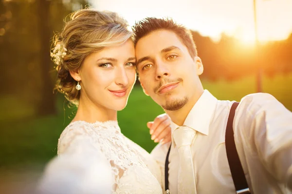 Glücklicher Bräutigam und Braut machen Selfie — Stockfoto