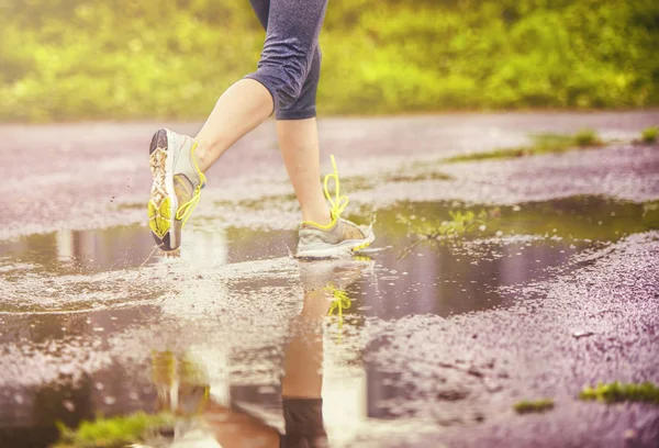 Mujer corriendo con tiempo lluvioso . — Foto de Stock